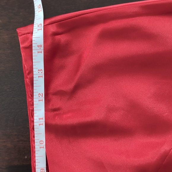 Smart Set size medium red satin skirt - Picture 5 of 6